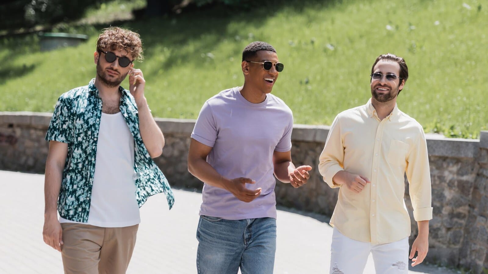 Casual summer shirt with sneakers and light trousers for an all-day event